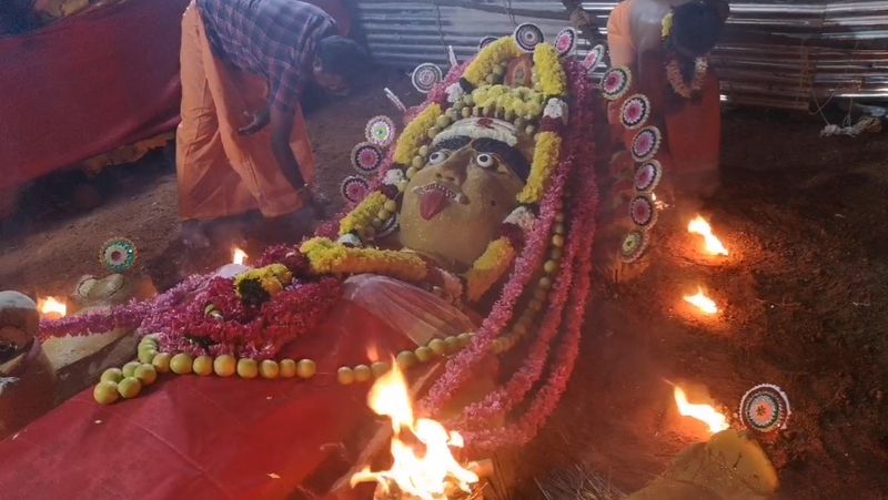 மகா சிவராத்திரி; நள்ளிரவில் சுடுகாட்டில் நடத்தப்பட்ட மயானபூஜை - எலும்புகளை வாயில் கவ்வி ஆக்ரோஷ வழிபாடு