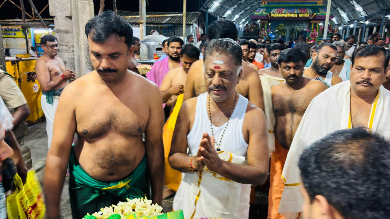 இரட்டை இலையை கைப்பற்றுவாரா ஓபிஎஸ்? இன்று தீர்ப்பு வெளியாகும் நிலையில் திருச்செந்தூரில் சிறப்பு தரிசனம்