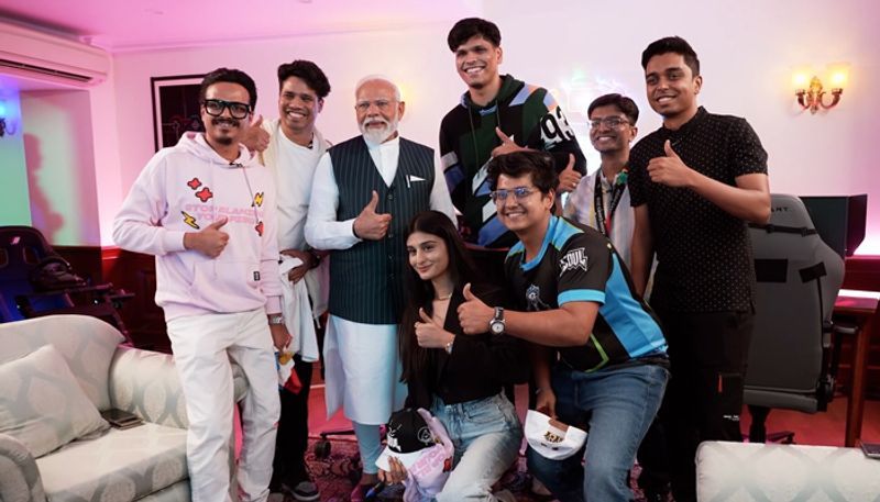 PM Modi interacts with young Indian Games, tries his hands on a VR game (WATCH)