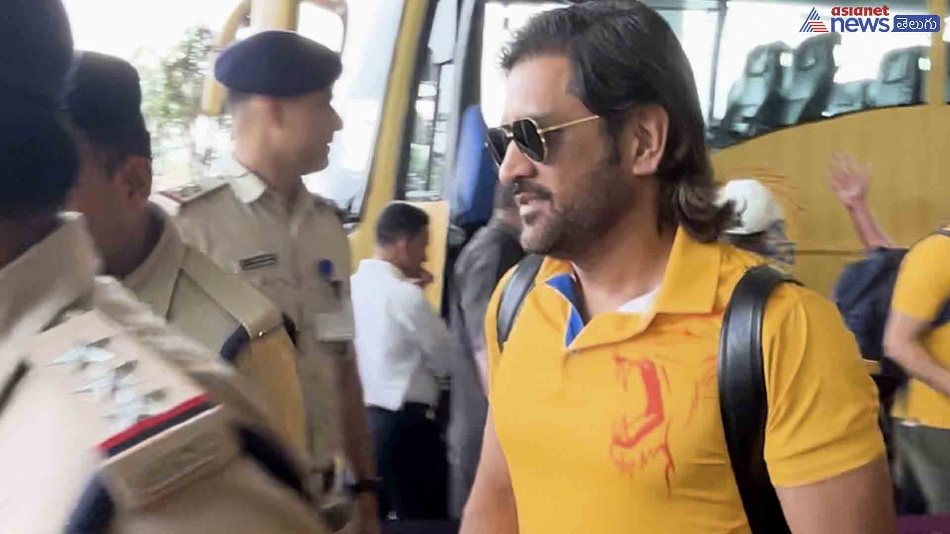 ఎయిర్ పోర్ట్ లో ధోని హవా చూశారా?.. ఆపేదెవరు.. ఫ్యాన్స్ రచ్చ మామూలుగా లేదుగా