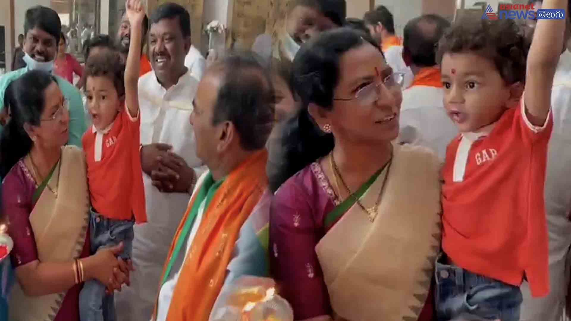 జై బీజేపీ.. జై మోడీ తాతా.. జై ఈటల.. అంటూ ఈటల మనవడు నినాదాలు. 