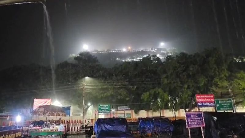 பழனியில் பெய்த மழை: பொதுமக்கள் மகிழ்ச்சி!