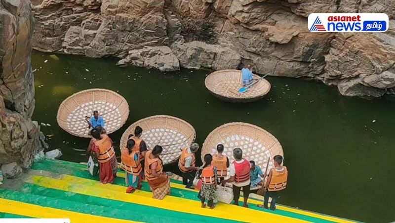 ஒகேனக்கல்லில் மீண்டும் தொடங்கிய பரிசல் சவாரி; சுற்றுலா பயணிகள் ஆரவாரம்