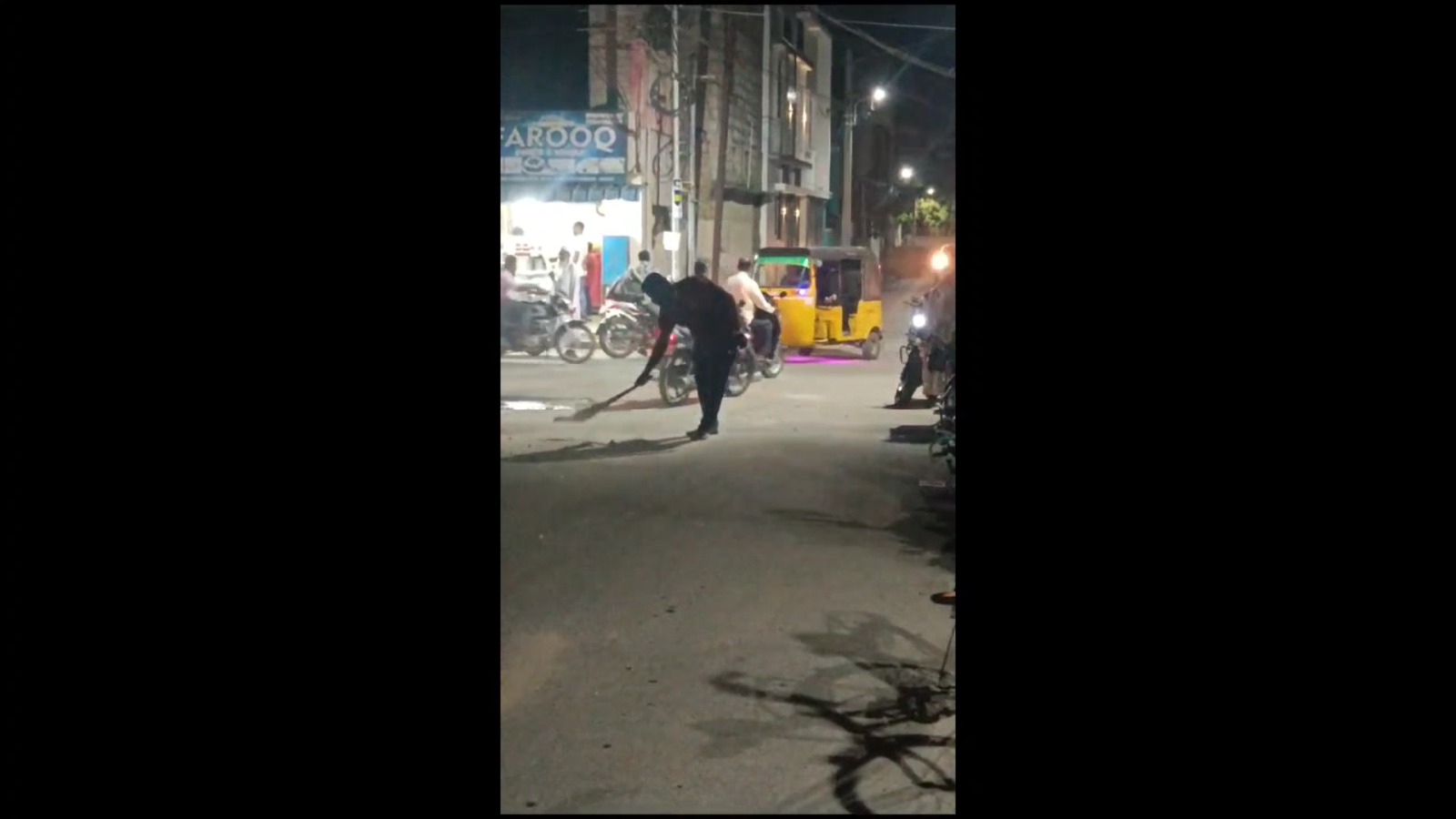 வாணியம்பாடியில் வாகன ஓட்டிகளை அச்சுறுத்திய மணல்; துடைப்பத்துடன் சாலையை சுத்தம் செய்த எஸ்ஐ