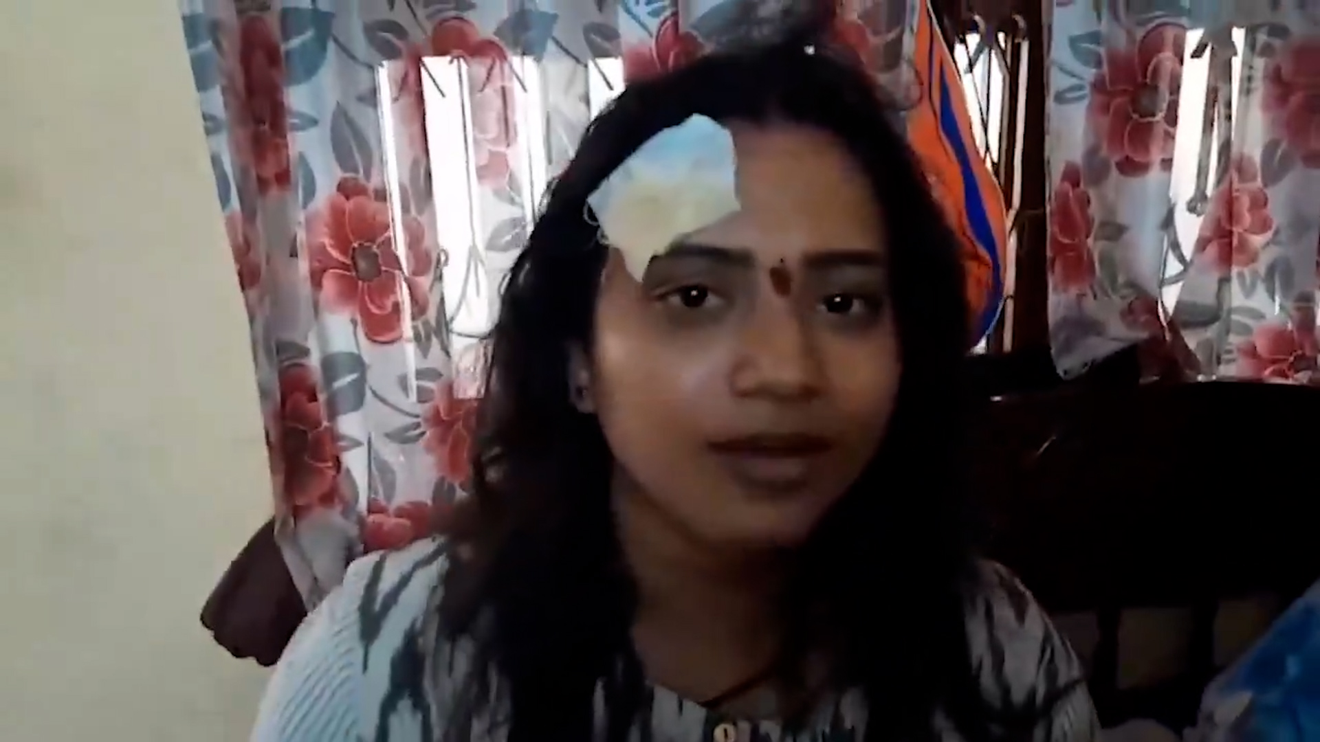 నోట్లు తీసుకుని ఓట్లు వేయలేదని.. మహిళలపై వైసీపీ నేతల దాడి..