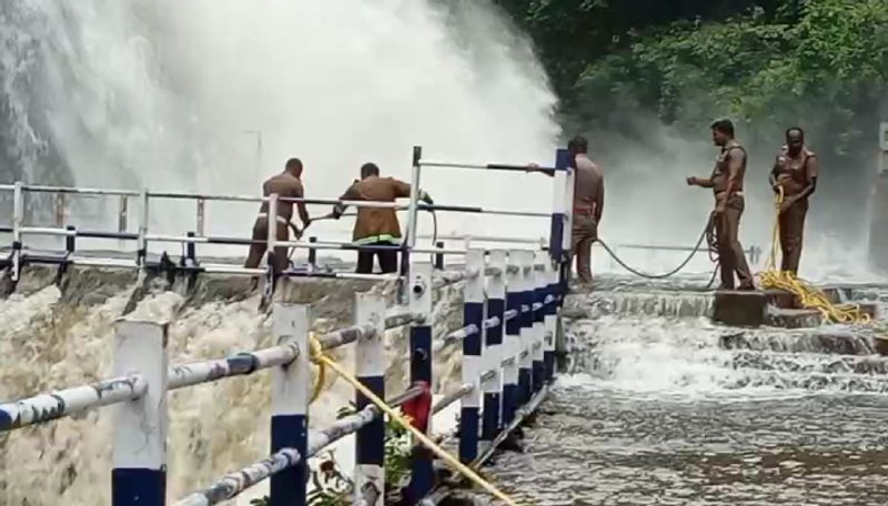 குற்றால அருவி வெள்ளப்பெருக்கு.. இரு நாள்களுக்கு முன் இறந்த அஸ்வின் - மாபெரும் தியாகியின் கொள்ளுப்பேரன்!