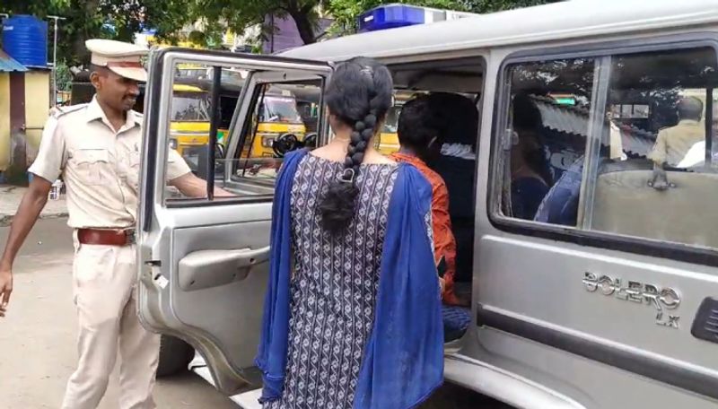 Nagai : பாட்டி மேல் கோபம்.. வீட்டை விட்டு வெளியேறிய சிறுவன் - விரைந்து செயல்பட்டு மீட்ட நாகை போலீசார்! Video!