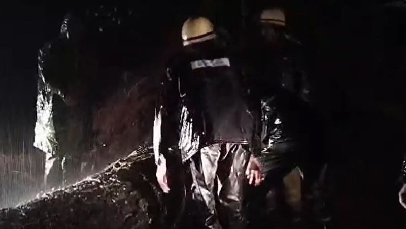 கோத்தகிரி சாலையின் குறுக்கே விழுந்த ராட்சத மரம்! அடை மழையிலும் அசராமல் மரத்தினை அகற்றிய தீயணைப்பு வீரர்கள்!