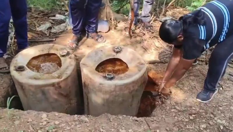 தமிழக ஆந்திர எல்லை.. மலைப்பகுதியில் காய்ச்சப்பட்ட கள்ளச்சாராயம் - மதுவிலக்கு போலீசார் அதிரடி! பரபரப்பு Video!