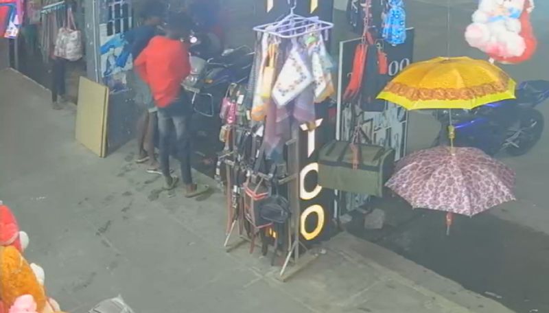 திருப்பூர்.. போதையால் சீரழியும் சிறுவர்கள்.. பொதுவெளியில் போதைப்பொருள் உட்கொள்ளும் அவலம் - Viral Video!