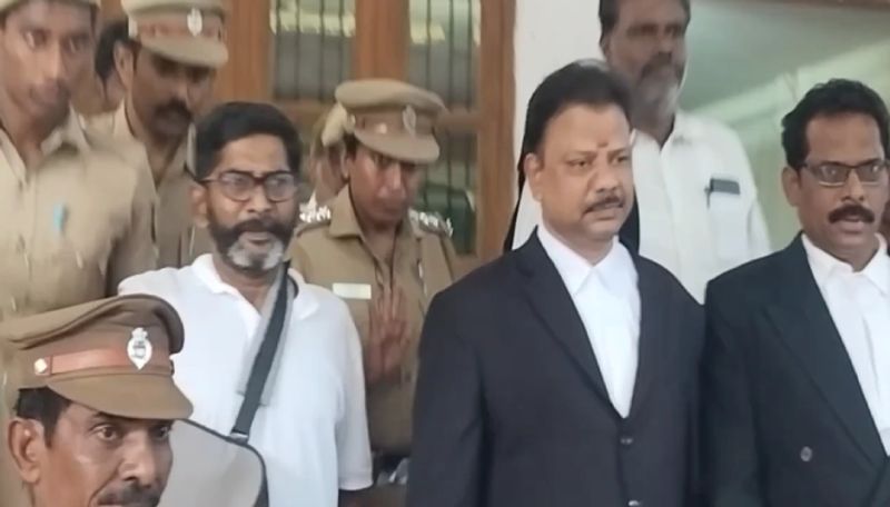 சவுக்கு சங்கர்.. திருச்சியில் உதவி ஆய்வாளர் கொடுத்த புகார்.. ஜாமினில் விடுவிப்பு - அடுத்து நடந்தது என்ன?