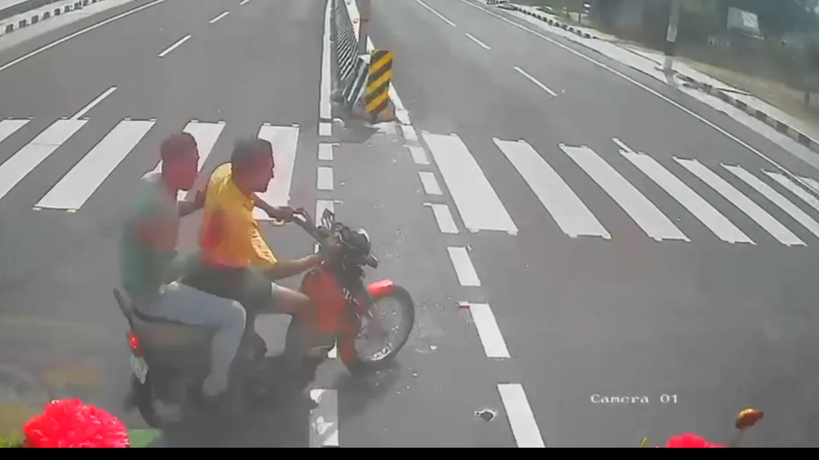 Shocking Video: கவனக்குறைவாக சாலையை கடந்த XL வாகனம்; அசுர வேகத்தில் வந்து அடித்து தூக்கிய தனியார் பேருந்து