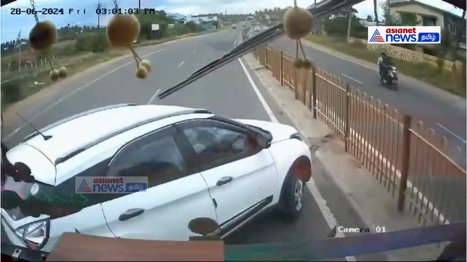 Accident Video: தவறான திசையில் எண்ட்ரி கொடுத்த கார்; சாலையில் தலைகீழாக கவிழ்ந்த அதிர்ச்சி வீடியோ