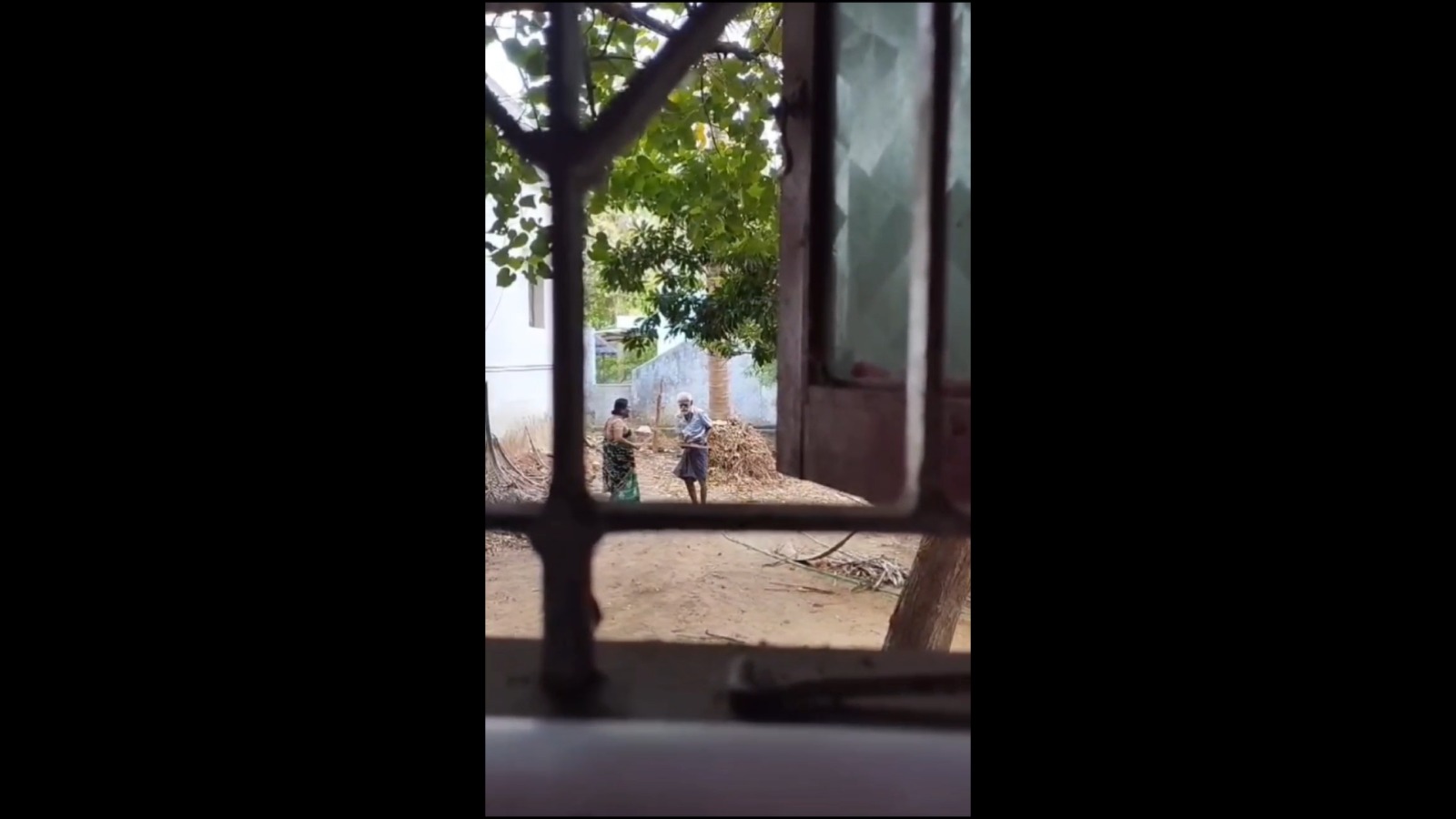 Viral Video: நெல்லையில் மனநலம் பாதித்த கணவனை கம்பால் தாக்கி கொடுமை படுத்திய பெண்; வீடியோ வெளியாகி பரபரப்பு