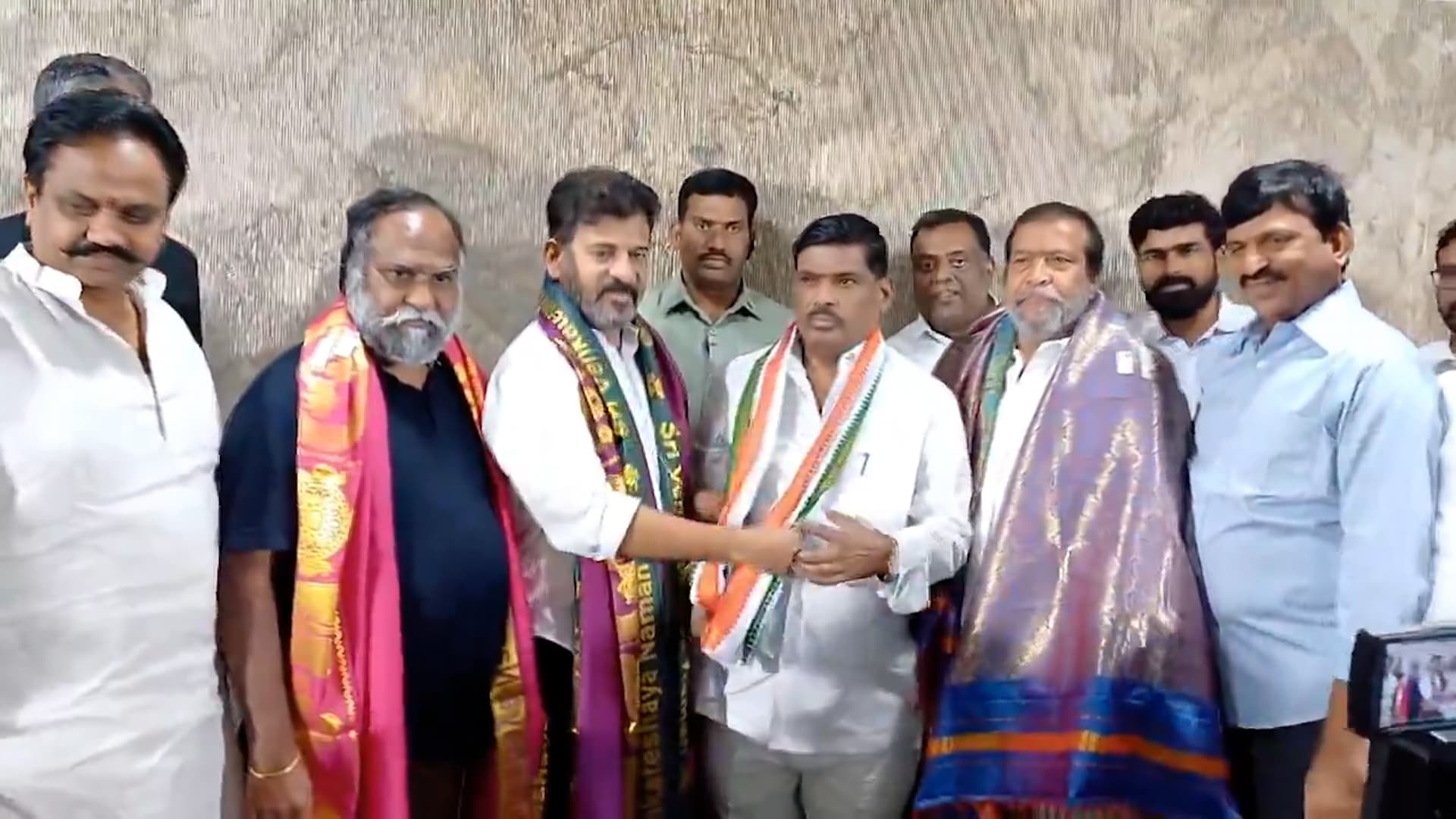 కాంగ్రెస్ లోకి పఠాన్ చెరు బీఆరెస్ ఎమ్మెల్యే   గూడెం మహిపాల్ రెడ్డి, గాలి అనిల్ కుమార్.