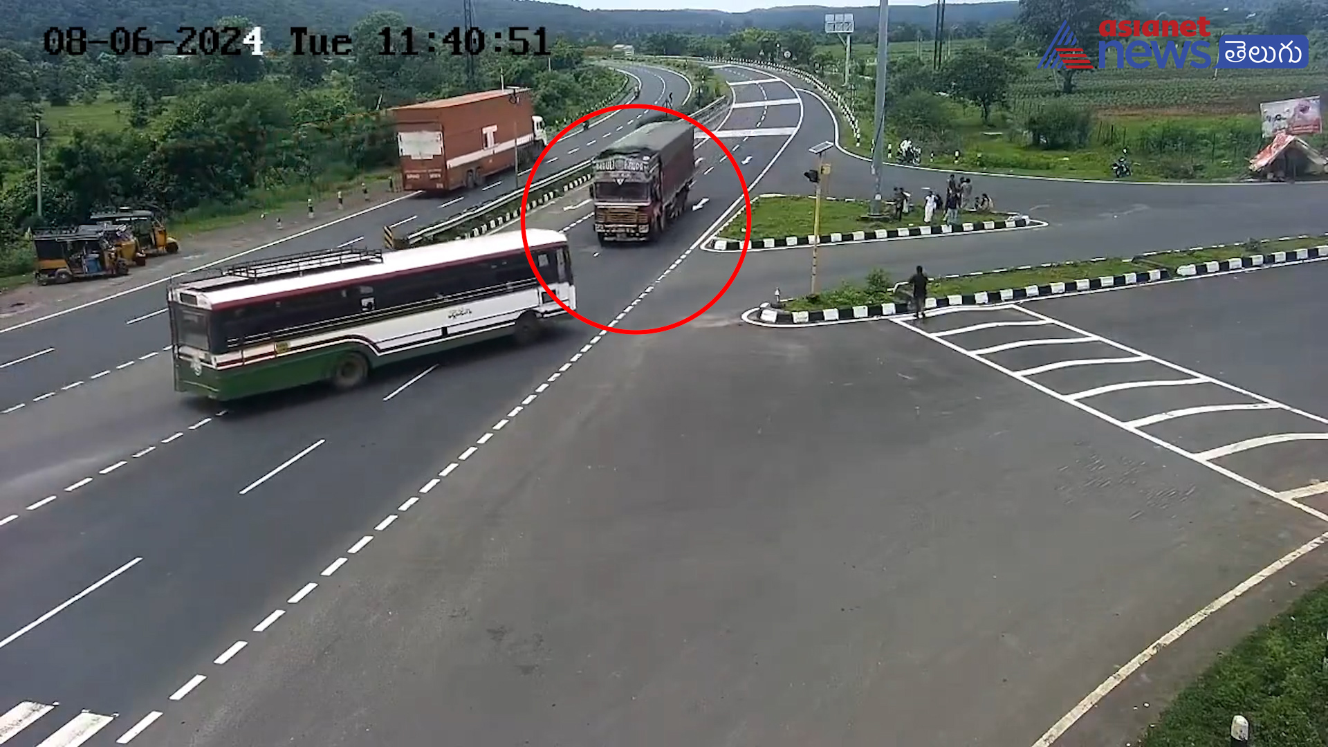 జస్ట్ మిస్సయ్యింది.... నిర్మల్ ఎక్స్ రోడ్డు దగ్గర తప్పిన ప్రమాదం