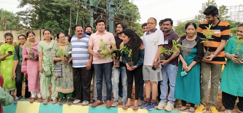 ಕನಕಪುರ ರಸ್ತೆಯಲ್ಲಿ ಇಂದು ಶ್ರಮದಾನ ಕಾರ್ಯದಲ್ಲಿ ಭಾಗವಹಿಸಿದ ತೇಜಸ್ವಿ ಸೂರ್ಯ, ನಟಿ ಸಂಯುಕ್ತಾ