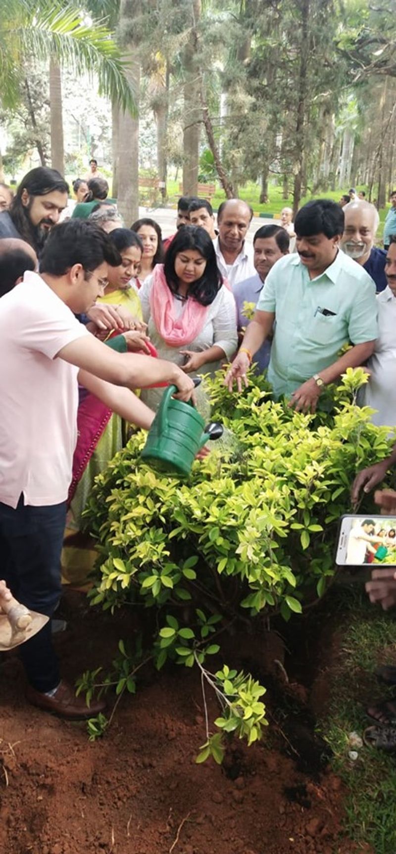 ಜಯನಗರದಲ್ಲಿ ನಡೆದ ವಿಶ್ವ ಪರಿಸರ ದಿನದಲ್ಲಿ ಸಂಸದ ತೇಜಸ್ವಿ ಸೂರ್ಯ ಹಾಗೂ ಶಾಸಕಿ ಸೌಮ್ಯಾ ರೆಡ್ಡಿ