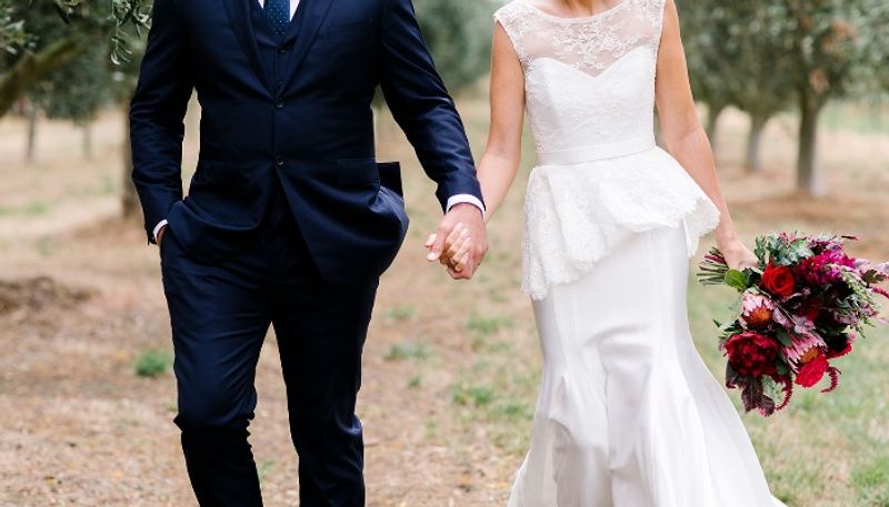 Woman plans a fake wedding for her best mate