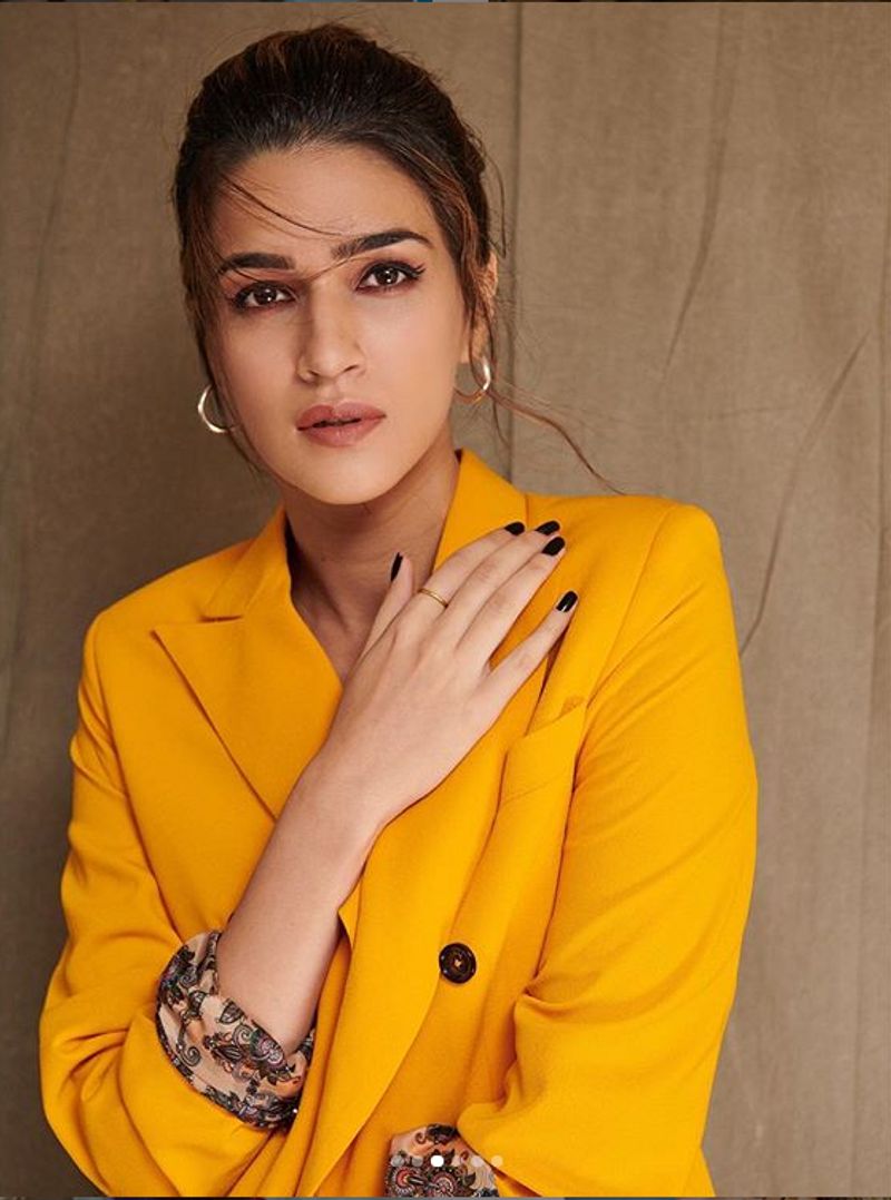 [Image: kriti-sanon-3-png.jpg]