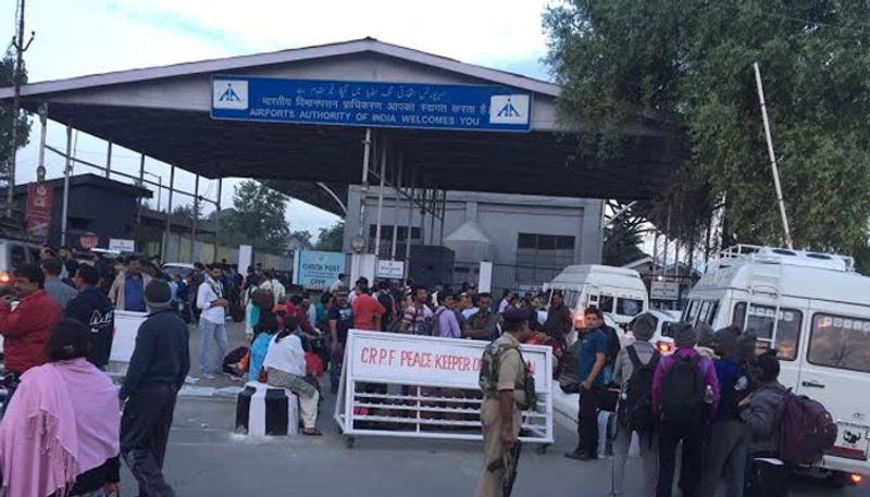 heavy rush in srinagar airport