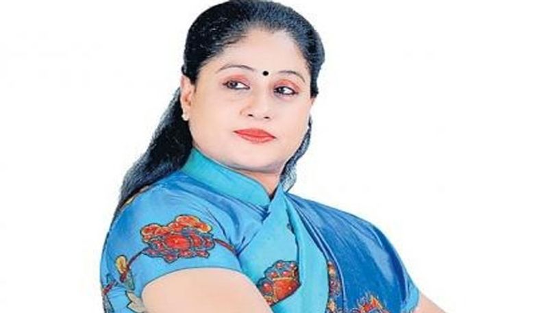 tpcc campaign committee chairman vijayashanthi fires on cm kcr