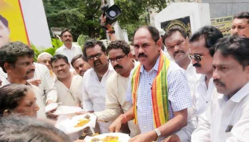 TDP MLA Vasupalli Ganesh Kumar provides meal at Rs 5 outside KGH Hospital in Visakhapatnam