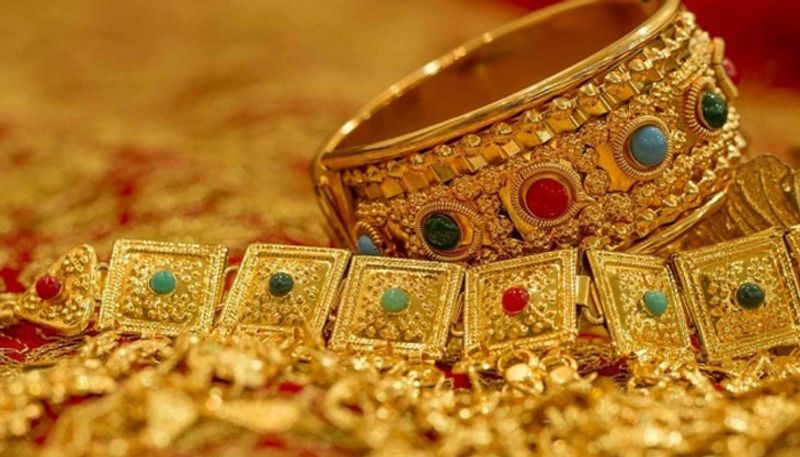 three mans cheating in the name of Mysore Maharaja ornament