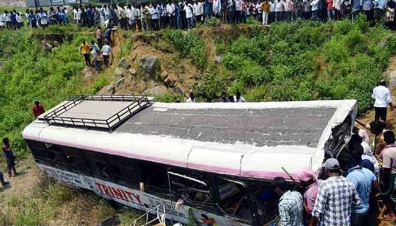 farmers and kondagattu accident victims protest in front of telangana ministers