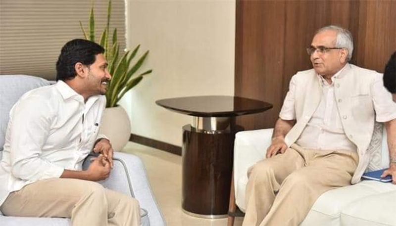 niti aayog vice chairman praises ys jagan government