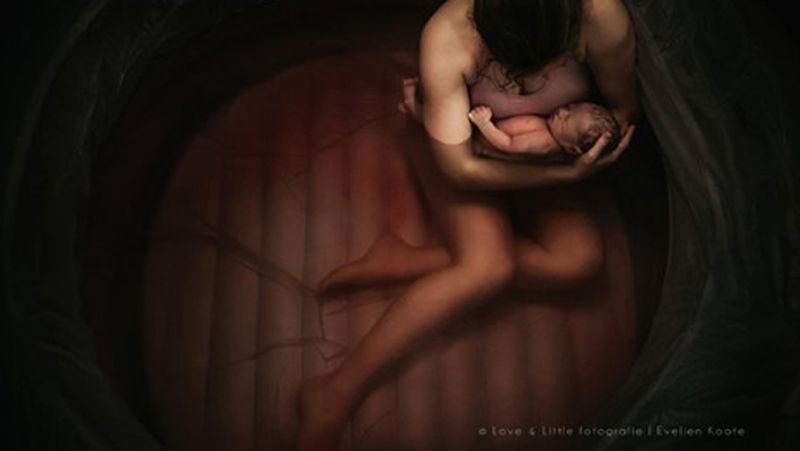 वाटर बर्थ की कई तस्वीरें इस कांटेस्ट में शामिल थी। कहा जाता है कि पानी में बच्चे को जन्म देने से तकलीफ कम होती है।
