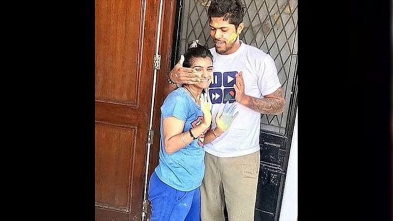 टीम इंडिया के तेज गेंदबाज उमेश यादव अपने परिवार के साथ होली मनाना पसंद करते हैं।