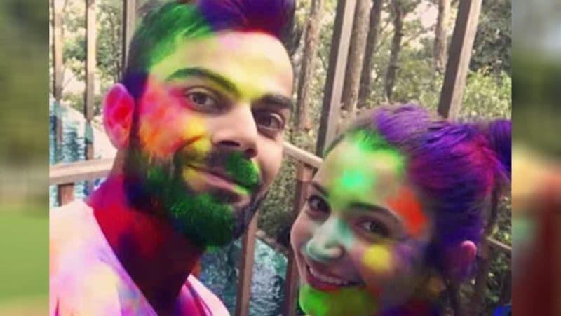 पहले दोस्तों के साथ और फिर पत्नी अनुष्का शर्मा के साथ कोहली होली पर मस्ती की