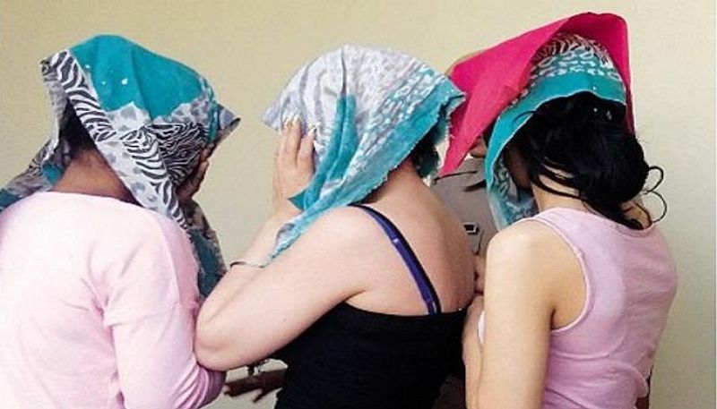 ये गंदा धंधा फेसबुक, व्हाट्सएप्प, इंस्टाग्राम, टेलीग्राम व आई वो के जरिये चल रहा था। धंधा संचालक आईडी बनाकर लोगों से बात करते थे, फिर लड़कियों को बताये गए पते पर मोटी रकम लेकर सेक्स वर्कर के रूप मे उपलब्ध कराते थे।