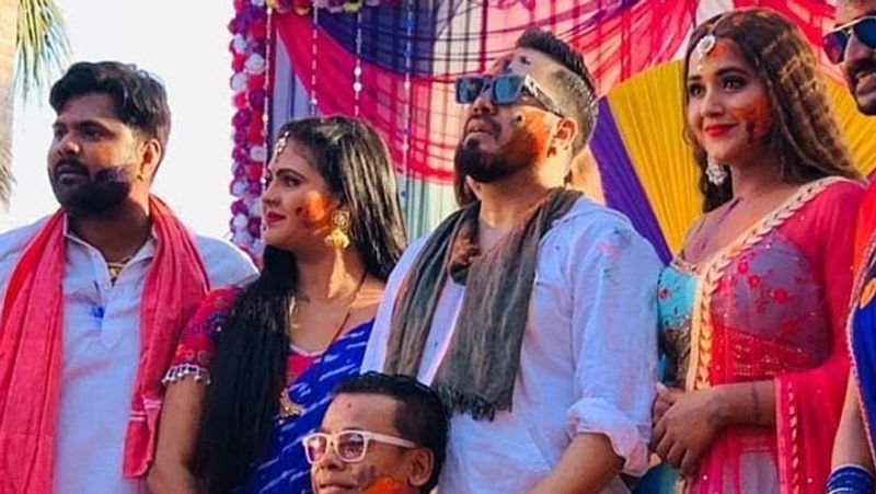 दरअसल, काजल राघवानी ने मीका सिंह के साथ 'फगुआ' टीवी प्रोग्राम किया था। इसमें निधी झां, चिंटू पांडे समेत तमाम भोजपुरी स्टार्स भी शामिल हुए थे।