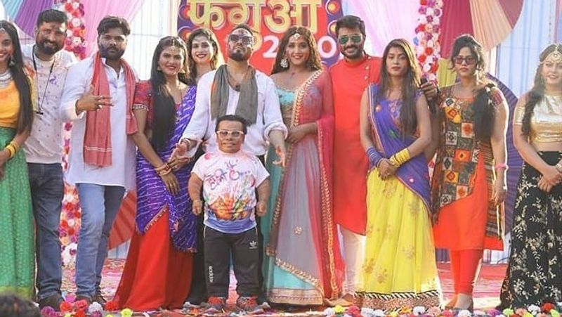 मीका सिंह के साथ एक ही फ्रेम में दिखे भोजपुरी स्टार्स।