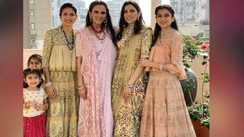 सितंबर 2019 में श्लोका की शादी के बाद मायके में प्री-वेडिंग फंक्शन का आयोजन किया था। फंक्शन में श्लोका की मां मोना मेहता, भाभी निशा सेठ और बहन दीया मेहता विशेष तौर पर शामिल हुए थे।