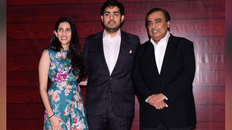 जनवरी 2020 में जावेद अख्तर ने अपने 75वें बर्थडे पर ग्रैंड पार्टी दी थी। इस पार्टी में मुकेश अंबानी के साथ आकाश और श्लोका भी विशेष रूप से शामिल हुए थे।