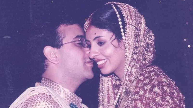 अमिताभ बच्चन की बेटी श्वेता बच्चन की शादी 1997 में करीना कपूर और करिश्मा कपूर के कजिन (बुआ के बेटे) निखिल नंदा से हुई थी। इस नाते वे करीना-करिश्मा की रिश्ते में भाभी लगती है। श्वेता और निखिल के दो बच्चे हैं। बेटी नव्या और बेटा अगस्त्य।