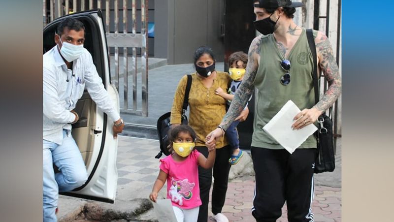 सनी लियोनी की बेटी निशा पापा डेनियल वेबर के साथ मास्क लगाए प्ले स्कूल के बाहर नजर आईं।
