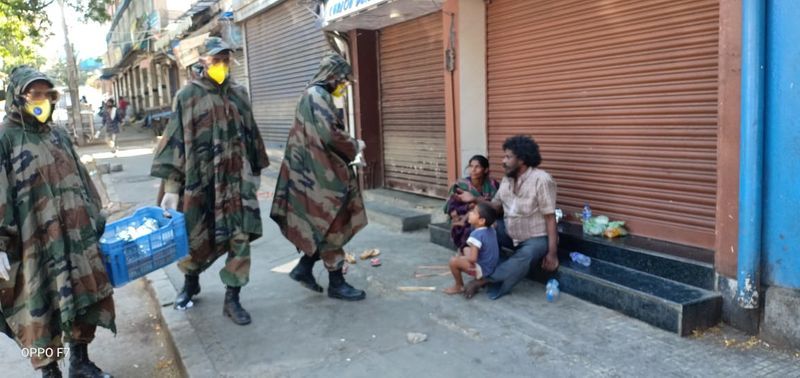 Indian Army personnel serve food to homeless and needy during ...