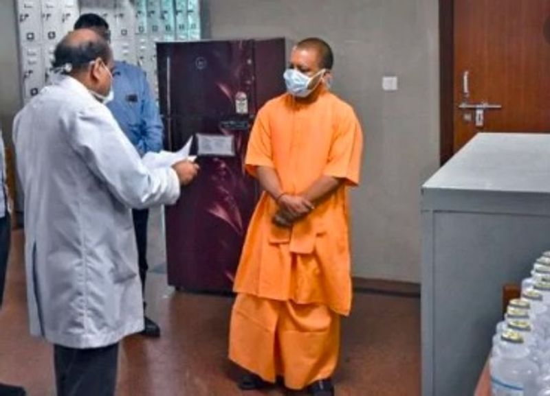 कार्रवाई- CM योगी इस पूरे मामले को लेकर संजीदा हैं। नोएडा में कोरोना पीड़ितों की तेजी से बढ़ती संख्या के बाद उन्होंने वहां का खुद ही दौरा किया था। वहां की बदइंतजामी देखकर CM ने जिलाधिकारी बीएन सिंह को फटकार लगाई थी। यही नहीं उनकी लापरवाहियों के चलते उन्हें वहां से हटा भी दिया गया और तेज-तर्रार IAS अफसर सुहास एलवाई को वहां की कमान सौंपी गई।