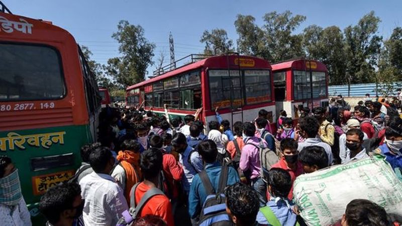 मदद- सीएम योगी ने रोजी रोटी के सिलसिले में दूसरे प्रांतों रह रहे लोगों के लिए मसीहा बन कर सामने आए। मजदूरों व कामगारों को जब दिल्ली से बाहर करते हुए जब दिल्ली सरकार ने सीमा पर छोड़ दिया तो CM योगी ने बिना एक पल के देर किया फैसला लिया और यूपी के नागरिकों को बसों से उनके गंतव्यों पर भेजा गया। सीएम ने उनके लिए उनके जनपद में बस स्टाप पर खाने-पीने की व्यस्व्था भी कराई।