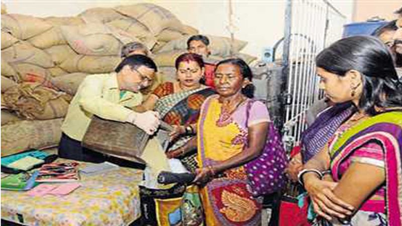 गरीबों को दिया अनाज- CM योगी ने लॉकडाउन में परेशानी उठा रहे तकरीबन 35 हजार दिहाड़ी मजदूरों को भी राहत पहुंचाई। CM ने त्वरित निर्णय लेते हुए सभी मजदूरों के खाते में 1 हजार रूपए भेजवाया। यही नहीं उन्होंने सभी गरीबों को तीन महीने का राशन मुफ्त देने का भी आदेश दिया। उसका वितरण भी शुरू हो गया है।