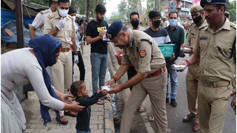 पुलिस का सही उपयोग- CM ने कोरोना से इस जंग में सरकारी मशीनरी का काफी अच्छा इस्तेमाल किया है। यूपी पुलिस जहां एक ओर लोगों को सख्ती से लॉकडाउन का पालन करा रही है वहीं पुलिस ही गरीबों व जरूरतमंदों को खाना भी पहुंचा रही है। पुलिस का शानदार प्रयोग कर लोगों की तकलीफों को काम करने का सराहनीय प्रयास किया गया है।