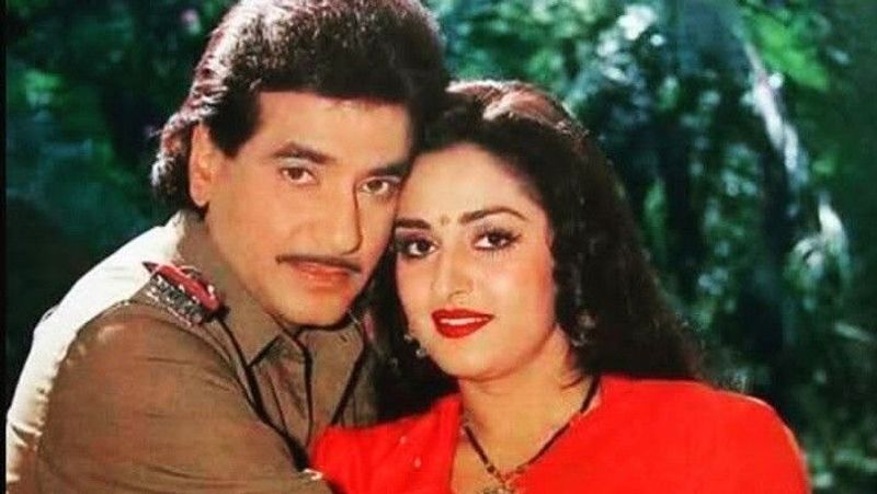 80 के दशक में जया प्रदा की गिनती बॉलीवुड की टॉप एक्ट्रेसेस में होने लगी थी। हर डायरेक्टर और प्रोड्यूसर उन्हें अपनी फिल्म में कास्ट करने के लिए तैयार रहता था। इसी दौरान उनके घर इनकम टैक्स की रेड पड़ी। ये उनकी लाइफ का सबसे बुरा दौर था। रेड पड़ने के बाद उनका करियर ग्राफ भी धीरे-धीरे गिरने लगा। यही वो समय था जब प्रोड्यूसर श्रीकांत नाहटा ने उनका साथ दिया। उन्होंने इस दौरान जया की काफी मदद की।