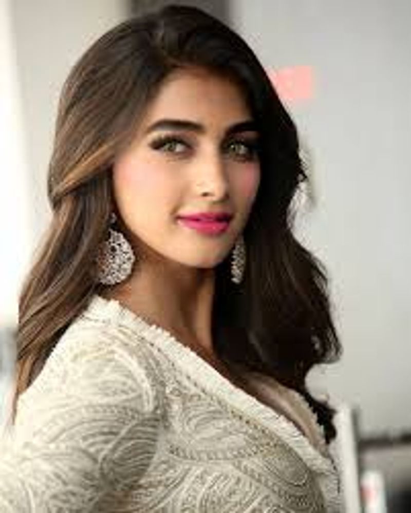 You just can't take your eyes off Pooja Hegde's stunning