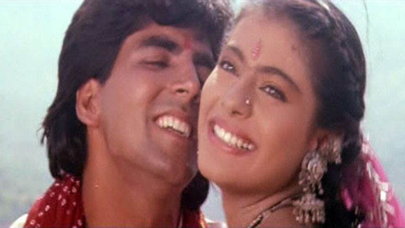 <p>बता दें कि अक्षय कुमार और काजोल ने एक साथ फिल्म 'ये दिल्लगी' में भी काम किया था। इस फिल्म में सैफ अली खान भी थे। फिल्म का गाना 'देखो जरा देखो' खूब फेमस हुआ था। इस गाने में काजोल और अक्षय ने साथ में डांस किया था।</p>