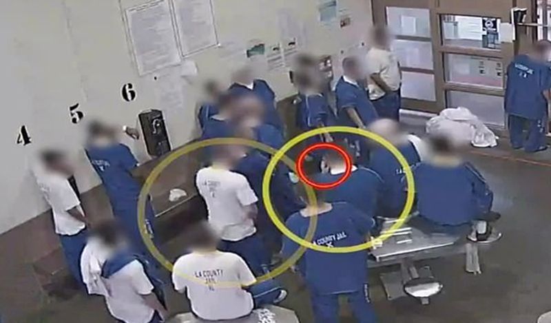 <p>खुद को इस वायरस की चपेट में लाने के लिए इन कैदियों ने एक-दूसरे के मास्क को यूज किया।साथ ही एक-दूसरे के जूठे कप में चाय पी। 26 अप्रैल को जेल के सीसीटीवी में ये वीडियो कैद हुआ।&nbsp;</p> 