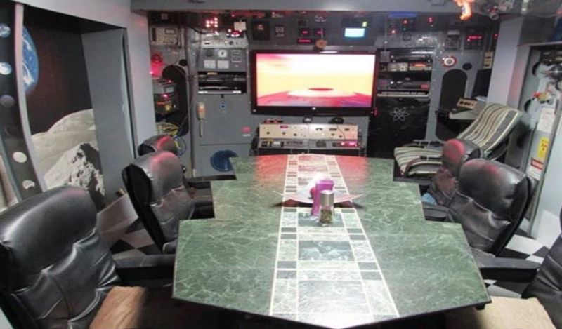 <p> The room you see at a glance, you will understand the space shuttle, is actually a dining table.  & nbsp; <br /> & nbsp; </p>
